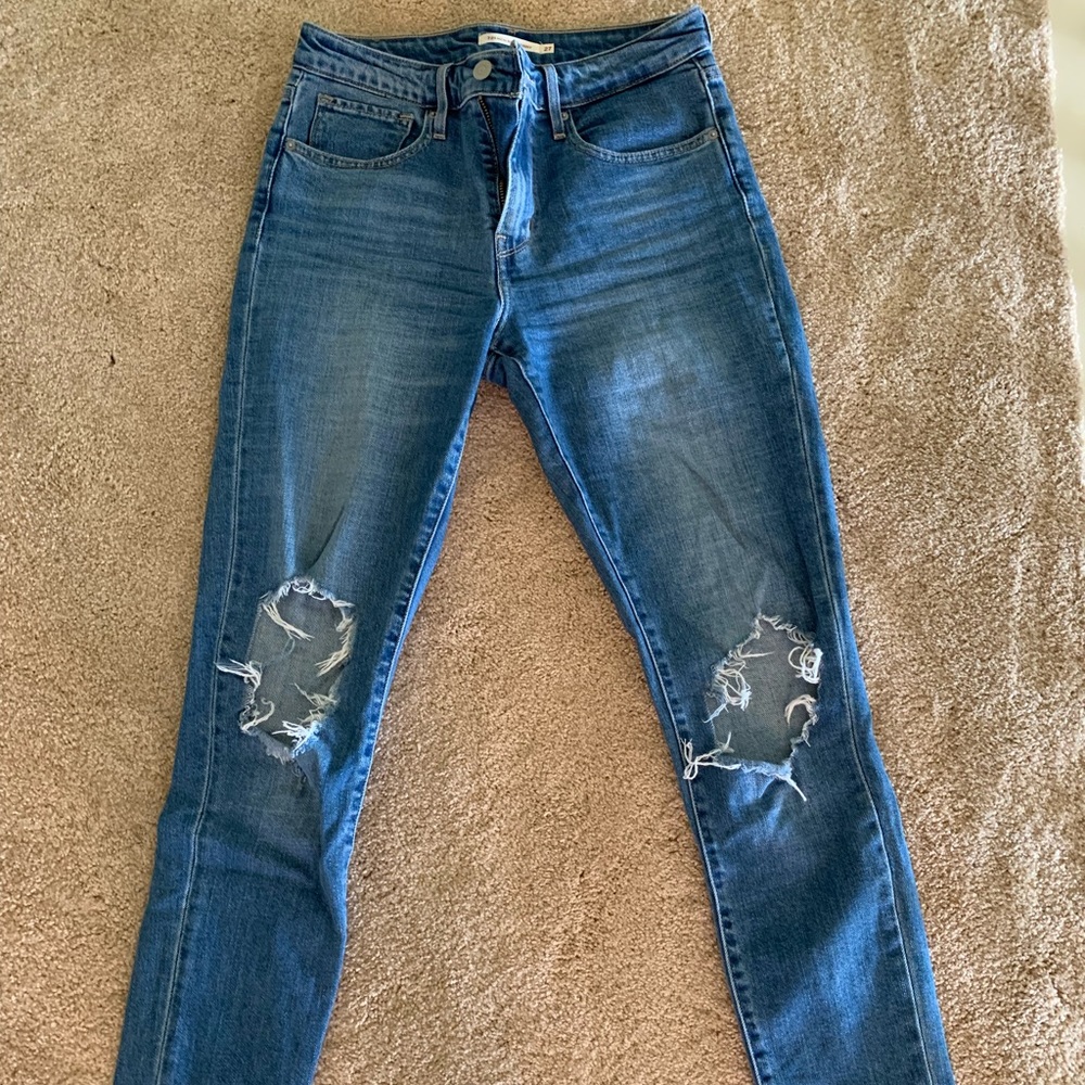Levi distresses skinny jeans